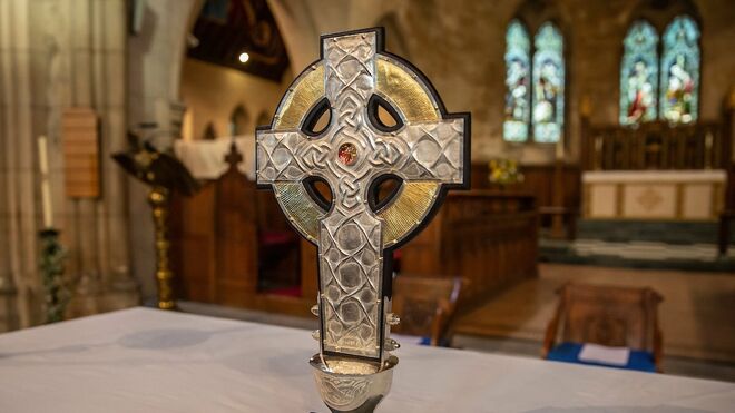 La Cruz de Gales con la reliquia de la cruz de Cristo en el centro