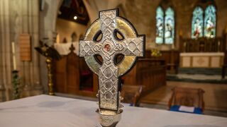 La Cruz de Gales con la reliquia de la cruz de Cristo en el centro