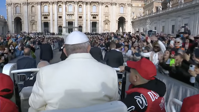 Francisco, con niños en el papamóvil