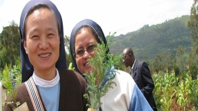Religiosas en una comunidad rural para proteger los cultivos de los efectos del cambio climático