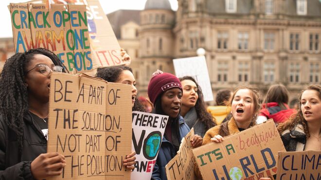 Jóvenes manifestándose en favor de la protección del planeta