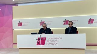 García Magán, con Josetxo Vera, en la sala de prensa de la CEE
