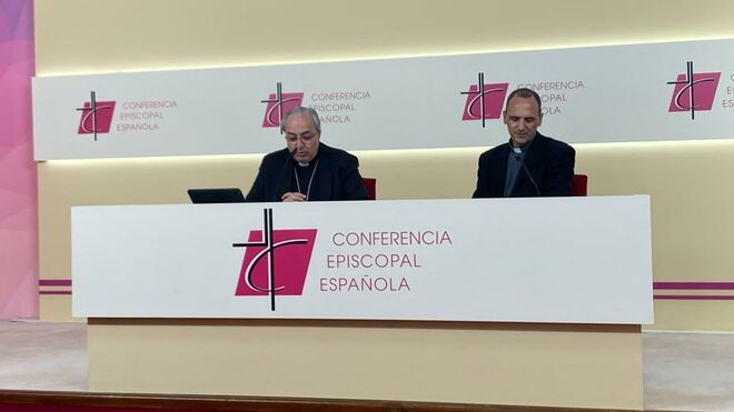 García Magán, con Josetxo Vera, en la sala de prensa de la CEE