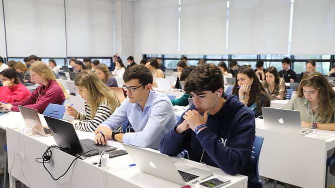 Estudiantes realizan las pruebas de admisión a los grados de Ciencias de la Salud de la Universidad Loyola