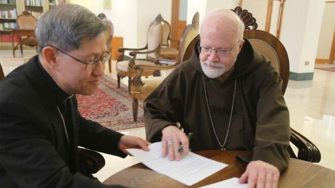 Los cardenales Tagle y O'Malley durante la firma del acuerdo