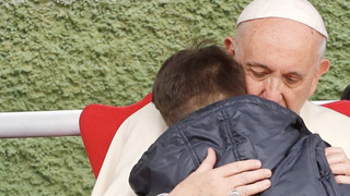 El Papa con el corazón en bandolera
