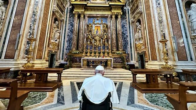 Francisco en la Basílica de Santa María la Mayor ante la Virgen
