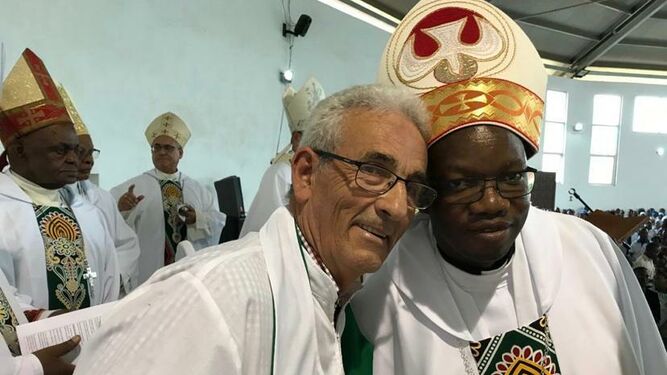 El misionero Jesús Torres con el obispo de Pemba, Mozambique
