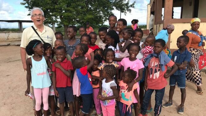 El misionero Jesús Torres, con un grupo de niños en su misión, en Mozambique
