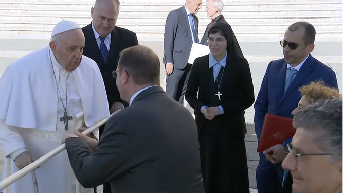 Francisco saluda a los lectores del Evangelio en distintas lenguas