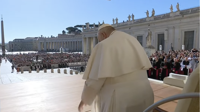 El Papa se inclina ante los fieles que le esperan para la catequesis
