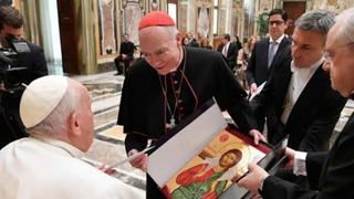 Carlos Aguiar muestra el icono a Francisco