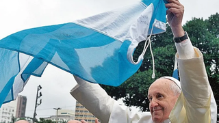 Francisco con la bandera argentina