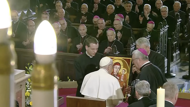 Entrega de un regalo al Papa Francisco