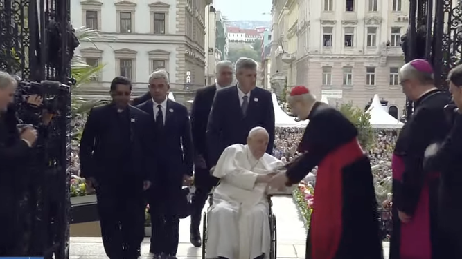 El Papa, entrando en la concatedral de San Esteban
