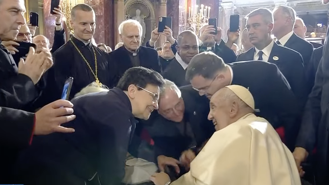 Religiosas y sacerdotes, con el Papa en la concatedral de San Esteban
