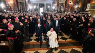 Francisco, entrando en la concatedral de San Esteban
