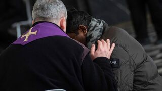 Sacerdote confesando