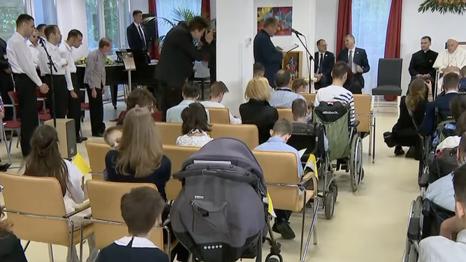 El Papa, con los niños del Instituto Beato László Batthyány-Strattmann