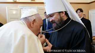 El Papa besó la cruz pectoral de Hilarión