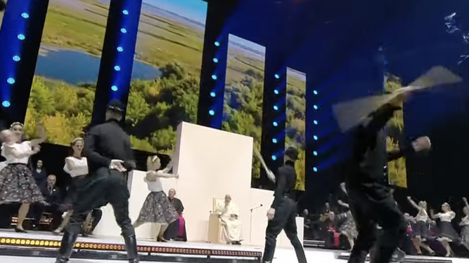 El Papa contempla una danza tradicional húngara