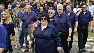 Varios centenares de falangistas homenajean a Primo de Rivera en la Sacramental