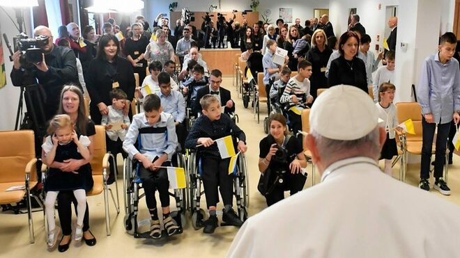 "Gracias por sus cantos, por sus gestos, por sus ojos": el 'Papa de los niños' abraza a los niños de la 'Madre Teresa de Hungría'
