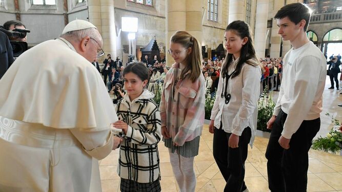 El Papa saluda a una familia de refugiados ucranianos