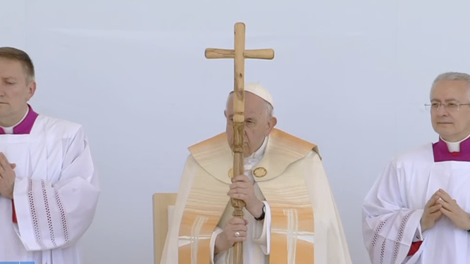Francisco escucha el Evangelio