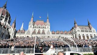 Francisco saluda a los miles de fieles en la plaza del Parlamento de Budapest