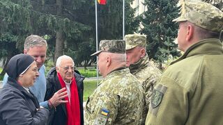 El padre Ángel, sor Lucía Caram y Juan Carlos Cruz llevan un mensaje del Papa a Zelenski