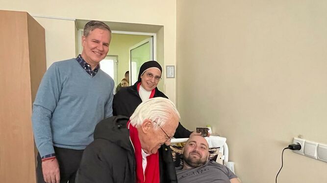 El padre Ángel, sor Lucía y Juan Carlos Cruz, en Ucrania