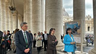'Women's cry': el abrazo de la Iglesia a las mujeres del mundo, en la columnata de San Pedro