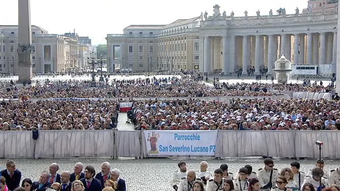 Fieles en San Pedro para la catequesis del Papa