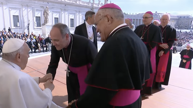 Francisco saluda a Antonio Prieto ante Demetrio Fernández