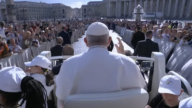 El Papa, con varios niños en el papamóvil durante su recorrido por la plaza de San Pedro