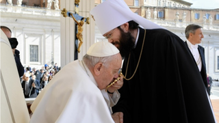 El papa saluda al al metropolita Antoni