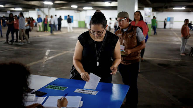 Una mujer vota en unas elecciones en Guatemala