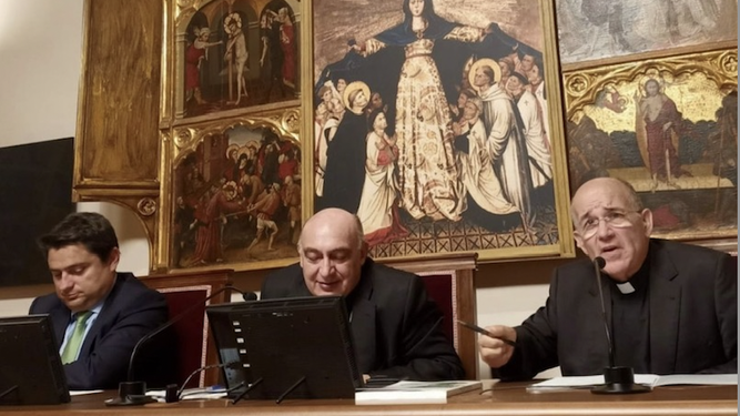 El Arzobispo de Valencia, Enrique Benavent, el Rector de la UCV, José Manuel Pagán, y el Vicario Episcopal de Cultura y RRII de Valencia y Director de la Cátedra de la Caridad UCV, D. José Luis Sánchez