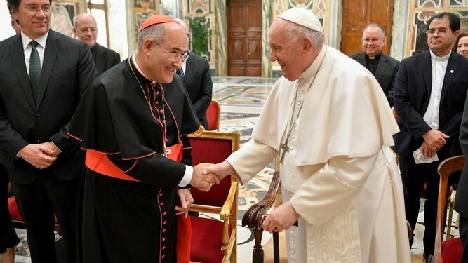 El Papa saluda al Cardenal Tolentino de Mendonça, Prefecto del Dicasterio para la Cultura y la Educación