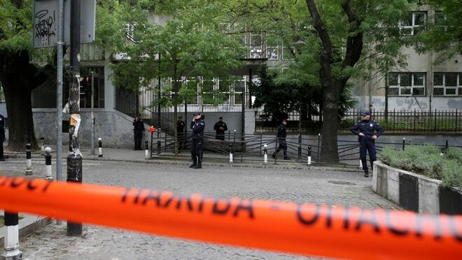 La policía acordona la escuela de Belgrado donde se produjo el tiroteo