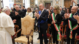 Papa y gente de Asti