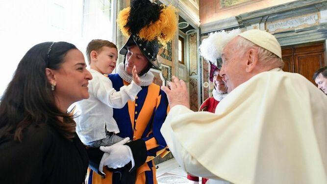 Francisco, con la familia de un miembro de la Guardia Suiza