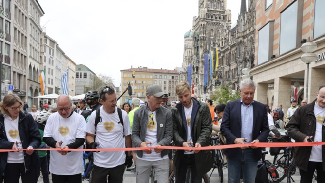 Salida de los peregrinos desde la Marienplatz de Múnich