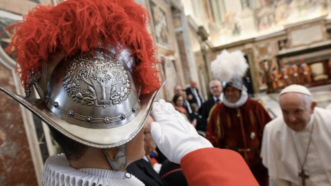 Un Guardia Suizo saluda al Papa