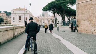 Un ciclista observa la basílica de San Pedro