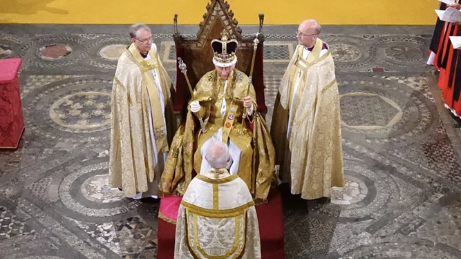 Carlos III, proclamado rey en presencia de Welby