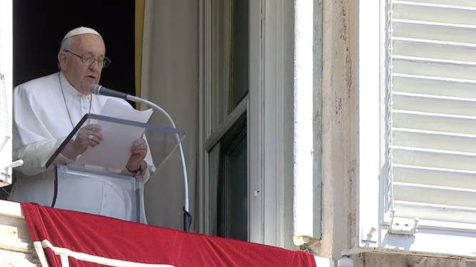 Francisco lee las palabras del Regina Coeli