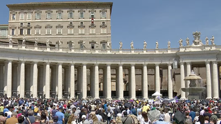 Los peregrinos esperan la salida del Papa al balcón para el Regina Coeli