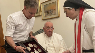 Francisco con sor Lucía y Juan Carlos Cruz